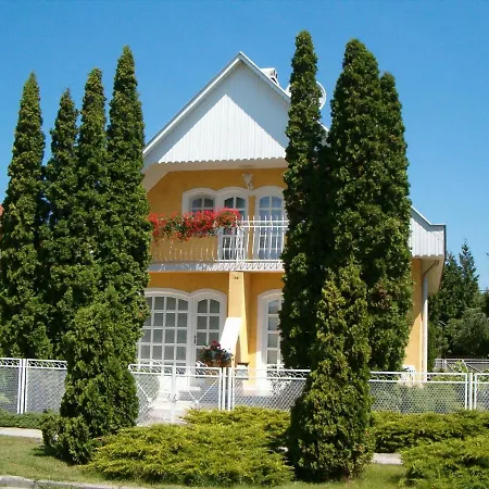 Familia Nyaralo 26 *