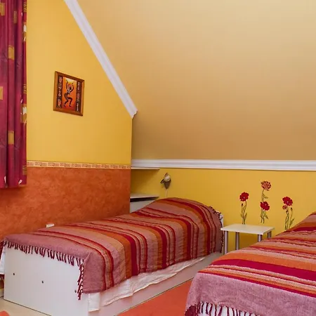 Familia Nyaralo 26 *